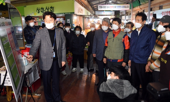 인왕시장 찾은 오세훈… 소상공인 ‘위드 코로나’ 점검 