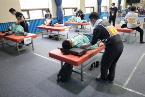 코로나가 장애·비장애 가리나요···위기의 시각장애인 안마사