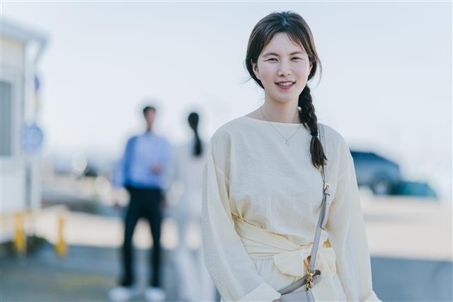 ‘갯마을 차차차’에서 치위생사 표미선 역할을 맡은 배우 공민정. 서울에서 내려온 치과의사 혜진(신민아)의 친구이자 극 중 배경인 공진 사람들과 주저 없이 어울리는 감초 역할로 작품에 밝고 따뜻한 분위기를 더했다. tvN 제공