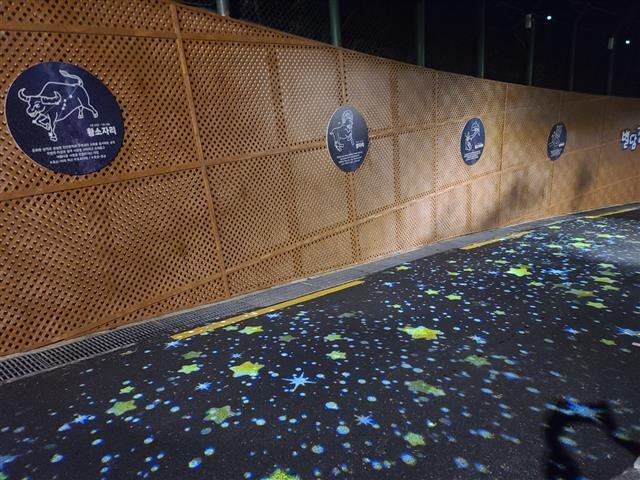 서울 강서구가 범죄예방 환경 설계를 적용해 등촌동 산89-4 통학로에 설치한 ‘별담길’의 모습. 강서구 제공