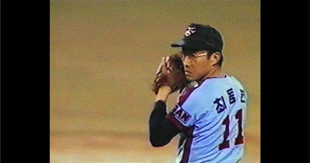 롯데 자이언츠의 투수 최동원(위·1958~2011) 트리플픽쳐스·영화사 진 제공