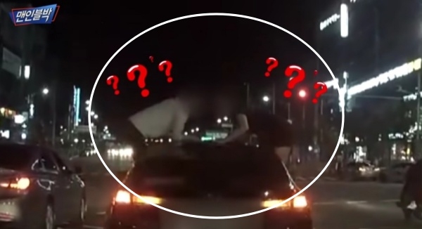 달리는 차 위에서 목숨을 건 키스를 하는 커플의 모습. 유튜브 채널 ‘맨인블박’