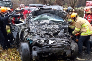 [포토] 홍천서 통근버스와 승용차 충돌… 3명 사망