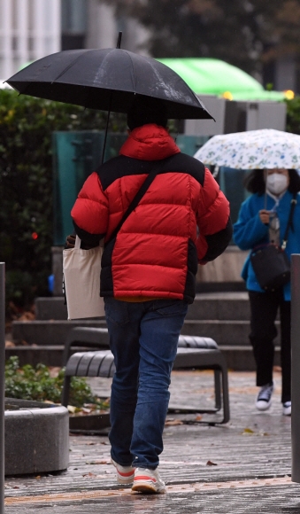 갑작스럽게 기온이 하강한 9일 서울 광화문사거리에서 시민들이 두꺼운 옷차림으로 출근길을 재촉하고 있다. 2021.11.9 박지환기자 popocar@seoul.co.kr