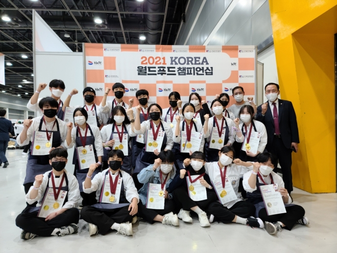 서울 양재동 aT센터에서 열린 ‘2021 KOREA 월드푸드 챔피언십’에서 전국 최고 실력을 뽑낸 순천효산고 학생들.