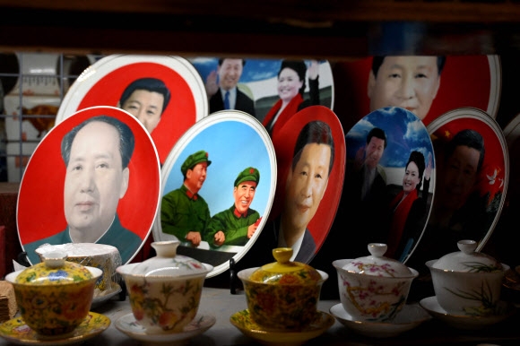 중국 베이징의 대표적 골동품 시장인 판자위엔의 한 가게에서 마오쩌둥과 시진핑의 기념 접시가 나란히 놓여져 판매되고 있다. 중국에서 시 주석의 위상이 마오쩌둥과 같은 반열에 있음을 상징적으로 보여준다. 베이징 AFP 연합뉴스