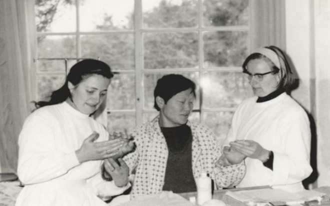 ‘소록도 천사’라 불리는 간호사 마가렛(왼쪽)와 마리안느(오른쪽)가 전남 고흥 국립소록도병원에서 환자를 돌보고 있다. 법무부 제공.