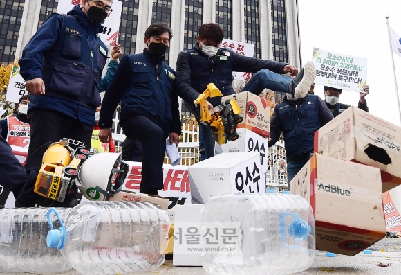 민주노총 정부대책 촉구 퍼포먼스