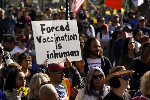코로나19 백신 의무화 반대하는 미 LA 시위대