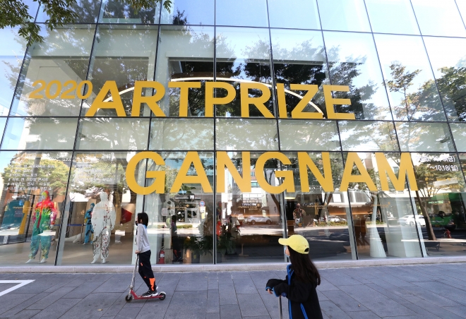 ‘2021 아트프라이즈 강남’이 오는 14일까지 서울 강남구 논현동 가구거리에서 열린다.