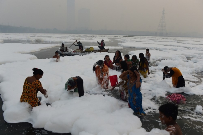 힌두교도인들이 차트푸자 축제를 맞아 야무나 강에 몸을 담구고 있다. 사진=UPI 연합뉴스 