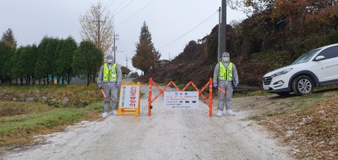 10일 음성군의 한 메추리농장에서 고병원성 조류인플루엔자가 발생해 축산당국이 출입을 통제하고 있다. 음성군 제공
