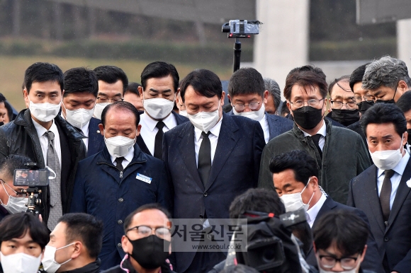 윤석열 국민의힘 대선 후보가 10일 광주 5?18 민주묘지를 찾아 추모탑에 헌화.분향하려다 시민들의 반대에 가로막혀 추모탑 입구에서 묵념으로 참배를 대신한 뒤 발걸음을 돌리고 있다.2021. 11. 10 정연호 기자 tpgod@seoul.co.kr