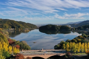 치 떨리고 악에 받칠 산세 아래… 비경 숨겨둔 만추의 속살