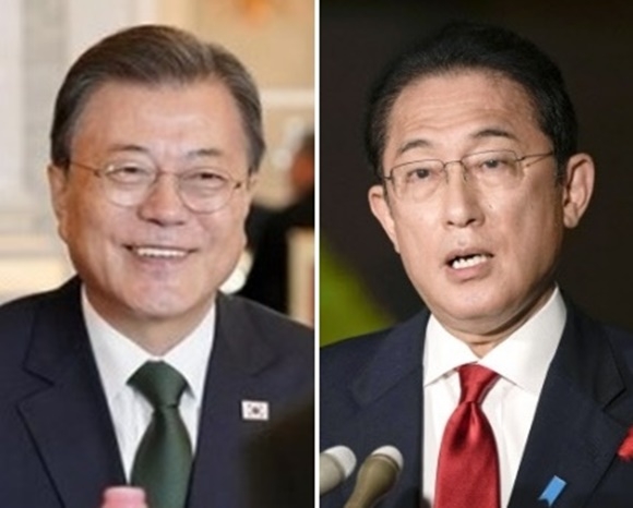 문재인 대통령(왼쪽), 기시다 후미오 일본 총리. 청와대·연합뉴스