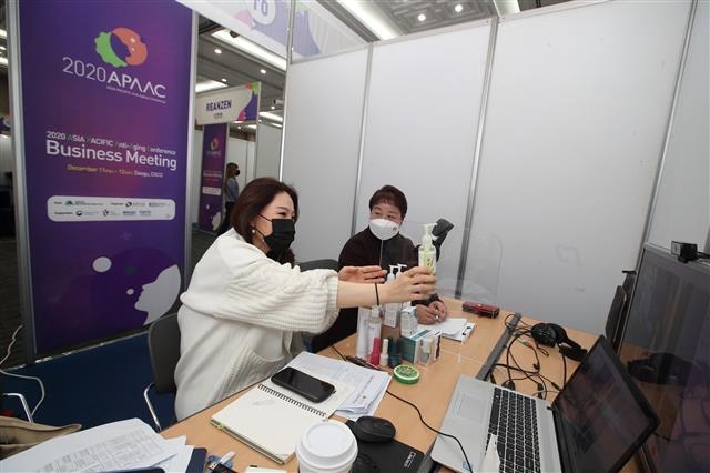 지난해 열린 제3회 아태안티에이징콘퍼런스에서 의료진이 항노화 요법에 대해 설명하고 있다. 대구시 제공