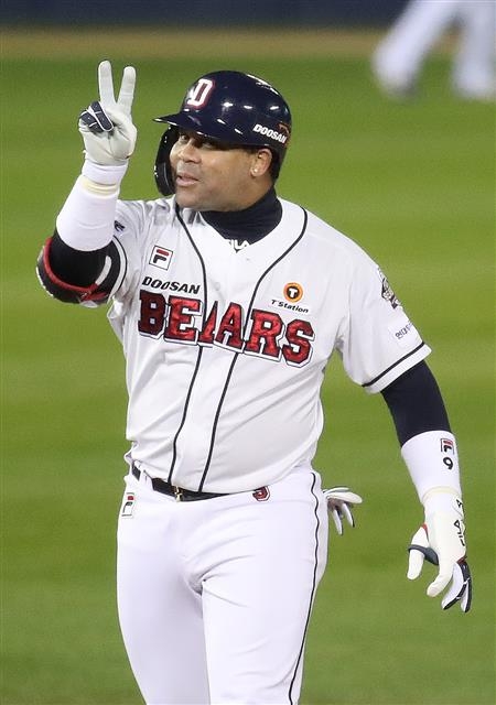 두산 베어스 호세 페르난데스가 10일 잠실구장에서 열린 삼성 라이온즈와의 프로야구 플레이오프 2차전 2회말 1사 1,3루 타석에서 상대 최지광을 상대로 2타점 적시타를 뽑아낸 뒤 손가락 두 개를 펼쳐보이고 있다. 페르난데스는 두산 외국인 타자로는 첫 플레이오프 최우수선수(MVP)에 올랐다. 뉴스1