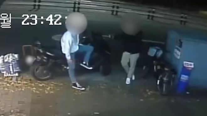 남의 오토바이에 앉아 흡연하다 ‘쿵’.  유튜브 채널 ‘한문철TV’ 캡처