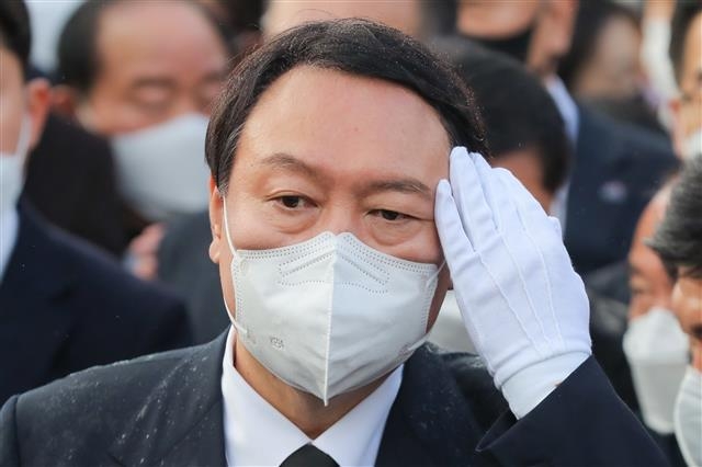 묵념으로 참배 대신한 윤석열