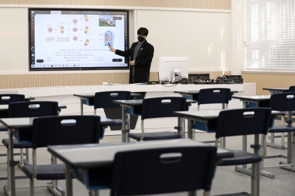 2022학년도 대학수학능력시험(수능)을 일주일 앞두고 전국 고등학교가 원격수업으로 전환하는 11일 오전 서울 송파구 잠실고등학교에서 선생님이 원격수업을 진행하고 있다. 2021. 11. 11 박윤슬 기자 seul@seoul.co.kr