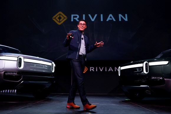 R.J. 스캐린지 리바인 CEO가 지난 2018년 11월 27일 미국 캘리포니아 로스앤젤레스 모터쇼에서 순수 전기 픽업트럭 R1T을 소개하고 있다. 2021.11.11 로이터 연합뉴스