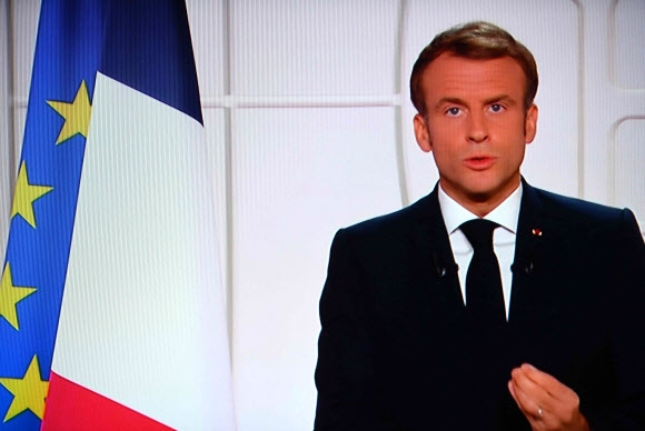 에마뉘엘 마크롱 프랑스 대통령이 9일 대국민 담화를 통해 기후변화 대응을 위해 원전 건설을 재개하겠다고 밝히고 있다.AFP 연합뉴스