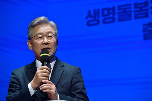 이재명 더불어민주당 대선후보가  11일 오후 서울 목동 CBS에서 열린 2021 생명돌봄국민운동캠프 출범식에서 축사를 하고 있다. 국회사진