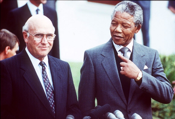 11일(이하 현지시간) 85세를 일기로 세상을 떠난 남아프리카공화국 백인정권의 마지막 대통령인 프레데리크 빌렘 데 클레르크(왼쪽)가 1990년 5월 2일 나중에 이 나라의 첫 흑인 대통령에 오르는 넬슨 만델라와 함께 포즈를 취하고 있다. AP 자료사진 연합뉴스 