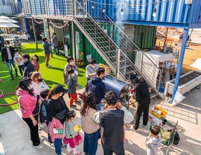 지난해 서울 마포구가 주최한 사회적경제 박람회 ‘마포메이드’ 행사를 찾은 주민들 모습. 마포구 제공