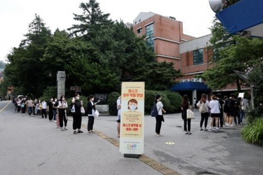 지난해 8월 약학대학입문자격시험(PEET)을 보기 위해 응시생들이 서울의 한 고등학교 앞에 줄을 서 있다. 서울신문 DB