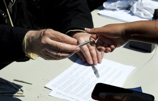 미국 워싱턴주가 코로나19 백신을 접종하는 성인에게 대마초를 경품으로 주기로 했다. EPA연합뉴스