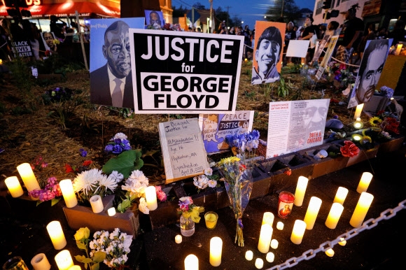 조지 플로이드 사망 1주기인 25일(현지시간) 그가 숨진 장소인 미국 미네소타주 미니애폴리스 조지 플로이드 광장에 LED 촛불등이 놓여 있다. 2021.5.25 미니애폴리스 로이터 연합뉴스