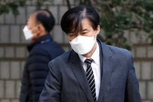 법원 “檢, 조국에게 압수한 서울대 교수실 하드디스크 돌려줘라”