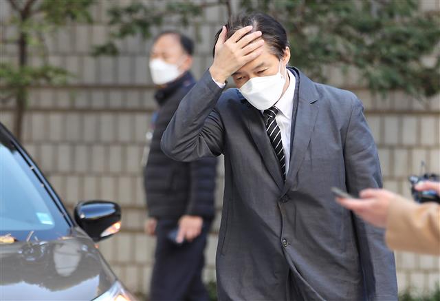 조국 전 법무부 장관이 12일 오전 서울 서초구 서울중앙지방법원에서 열린 뇌물수수 등 혐의 관련 공판에 출석하고 있다. 2021.11.12<br>뉴스1