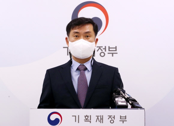 김영훈 기획재정부 경제분석과장이 12일 정부세종청사에서 최근 경제 동향을 발표하고 있다. 연합뉴스