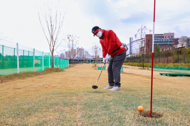 서울 구로구가 안양천에 조성한 18홀 파크골프장에서 한 주민이 골프를 치고 있다. 구로구 제공 