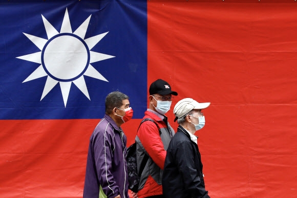 10일 대만 시민들이 타이페이에서 국기 옆을 걷고 있다. 2021.11.10 타이페이 EPA 연합뉴스