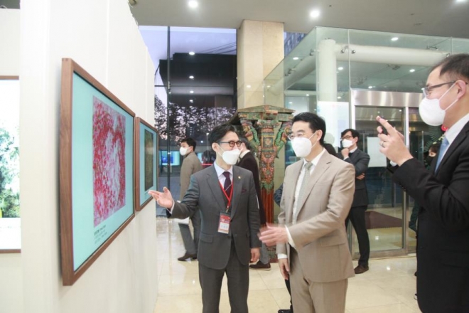 개막식 후 전시회 관람 중인 이범헌(앞 줄 왼쪽) 한국예총 회장과 왕옌쥔(가운데) 주한중국문화원 원장.