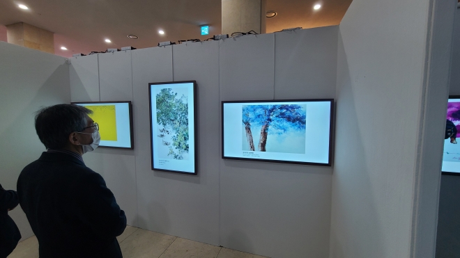 이번 전시는 전통적인 미술 전시 방법이 아닌 미디어 스크린을 활용한 전시로 진행된다.