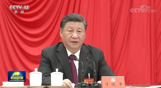 시진핑 중국 주석이 11일 6중전회에서 회의를 주재하고 있다.