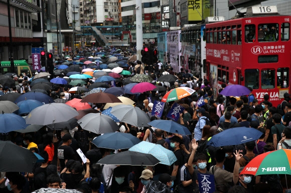 우산을 든 시위대가 2020년 5월 24일 중국 홍콩 코즈웨이베이에서 열린 새로운 국가보안법 시행 반대 집회에서 행진하고 있다. 2020.5.24 홍콩 EPA 연합뉴스