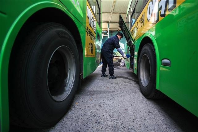 12일 오전 서울의 한 버스운송 업체에서 정비 책임자가 버스에 요소수를 넣고 있다. 2021.11.12 뉴스1