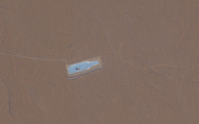 중국 신장위구르자치구 타클라마칸 사막에서 발견된 두번째 미국 항공모함 구조물. 첫번째 구조물에서 480㎞ 가량 떨어져 있다. 맥사테크놀로지 캡처