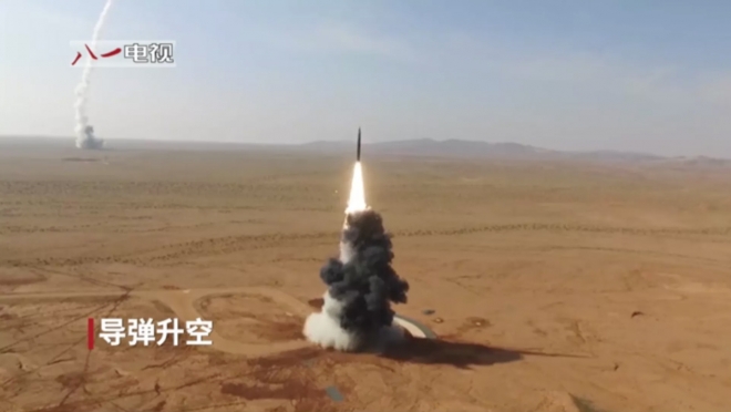 탄도미사일 둥펑(DF)-26을 사막에서 시험 발사하는 모습. 81TV 캡처