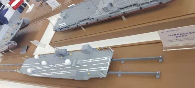 중국 사막의 항공모함 모형과 비슷한 ‘지상 기반 통합 청색 전자 육군 시스템’ 모형. 미 해군연구소 뉴스 캡처