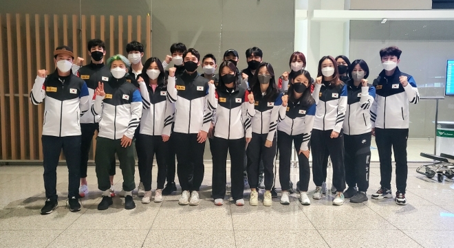 쇼트트랙 대표팀 선수들이 14일 인천국제공항에서 출국 전 기념촬영을 하고 있다. 빙상연맹 제공