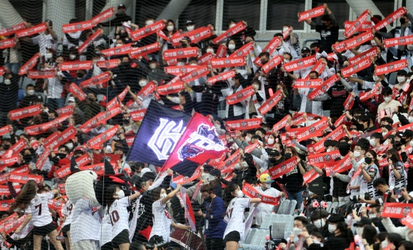 KT-두산 한국시리즈 1차전 매진… 열띤 응원전 펼치는 야구팬들