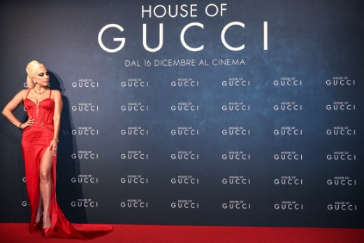 미국 가수 겸 배우 레이디 가가가 13일(현지시간) 이탈리아 밀라노에서 열린 영화 ‘House of Gucci’ 시사회의 레드카펫에서 포즈를 취하고 있다. AFP 연합뉴스