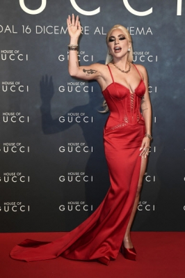 미국 가수 겸 배우 레이디 가가가 13일(현지시간) 이탈리아 밀라노에서 열린 영화 ‘House of Gucci’ 시사회의 레드카펫에서 포즈를 취하고 있다. AP 연합뉴스