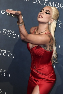 미국 가수 겸 배우 레이디 가가가 13일(현지시간) 이탈리아 밀라노에서 열린 영화 ‘House of Gucci’ 시사회의 레드카펫에서 포즈를 취하고 있다. AP 연합뉴스